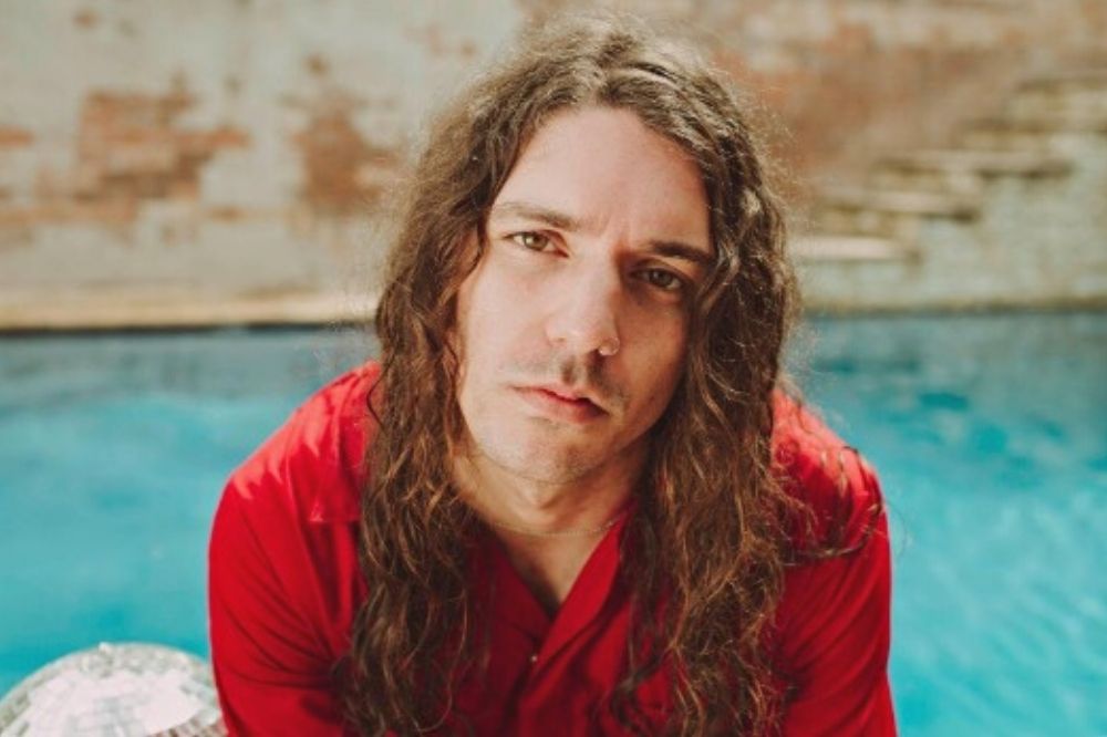 ioakim drops new single + video 'swimming pools' and dishes the dirt on what makes the ultimate summer
