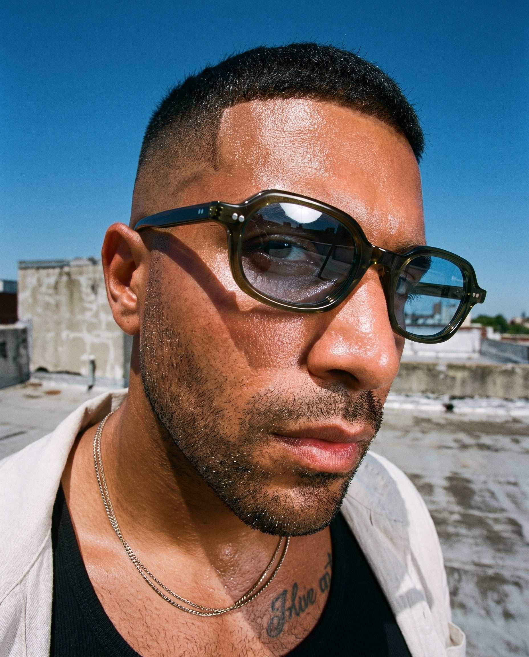 Hipland Capri Sunglasses Green   Blue on model