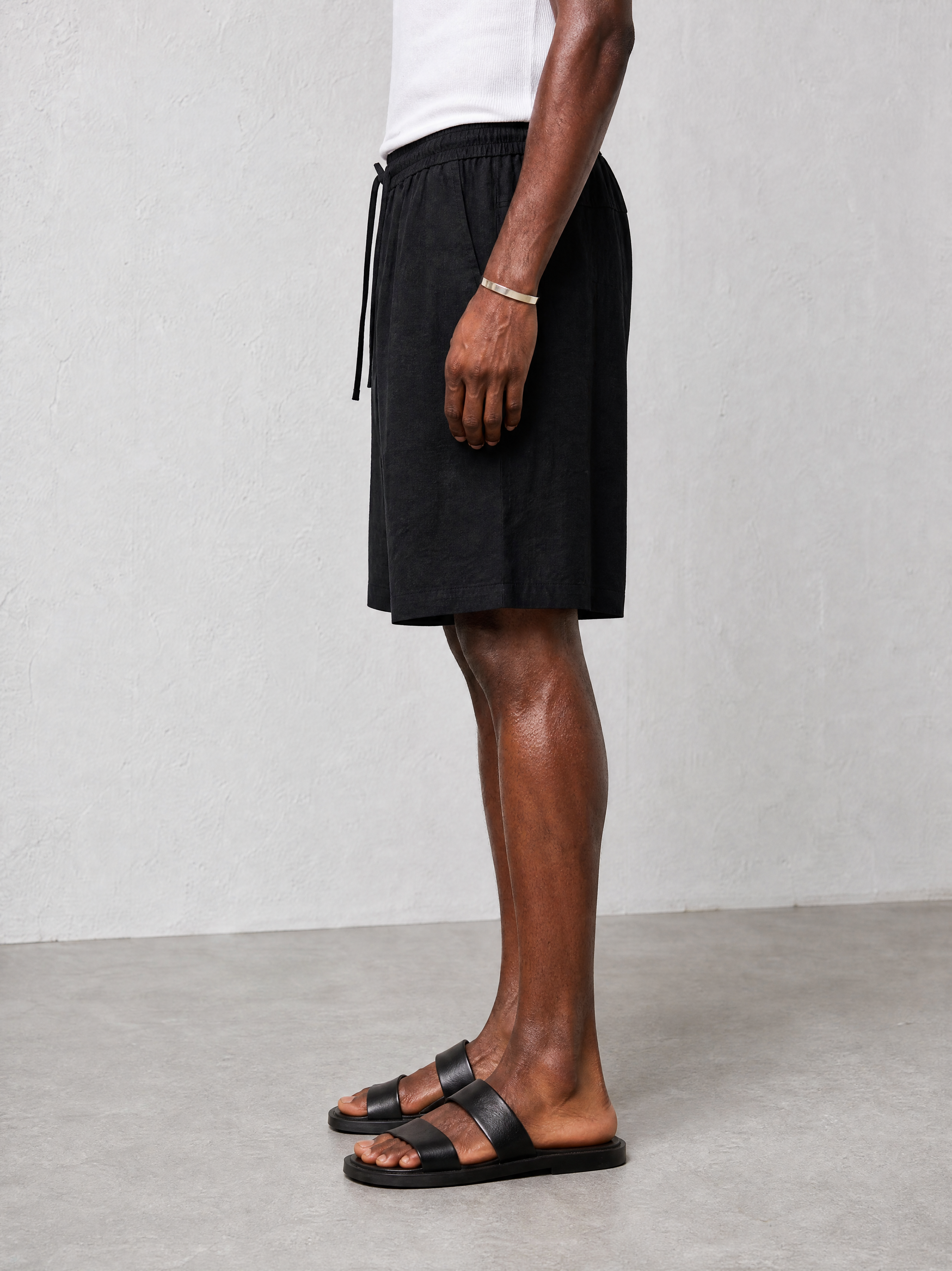 Relaxed Linen Shorts - Black - side view