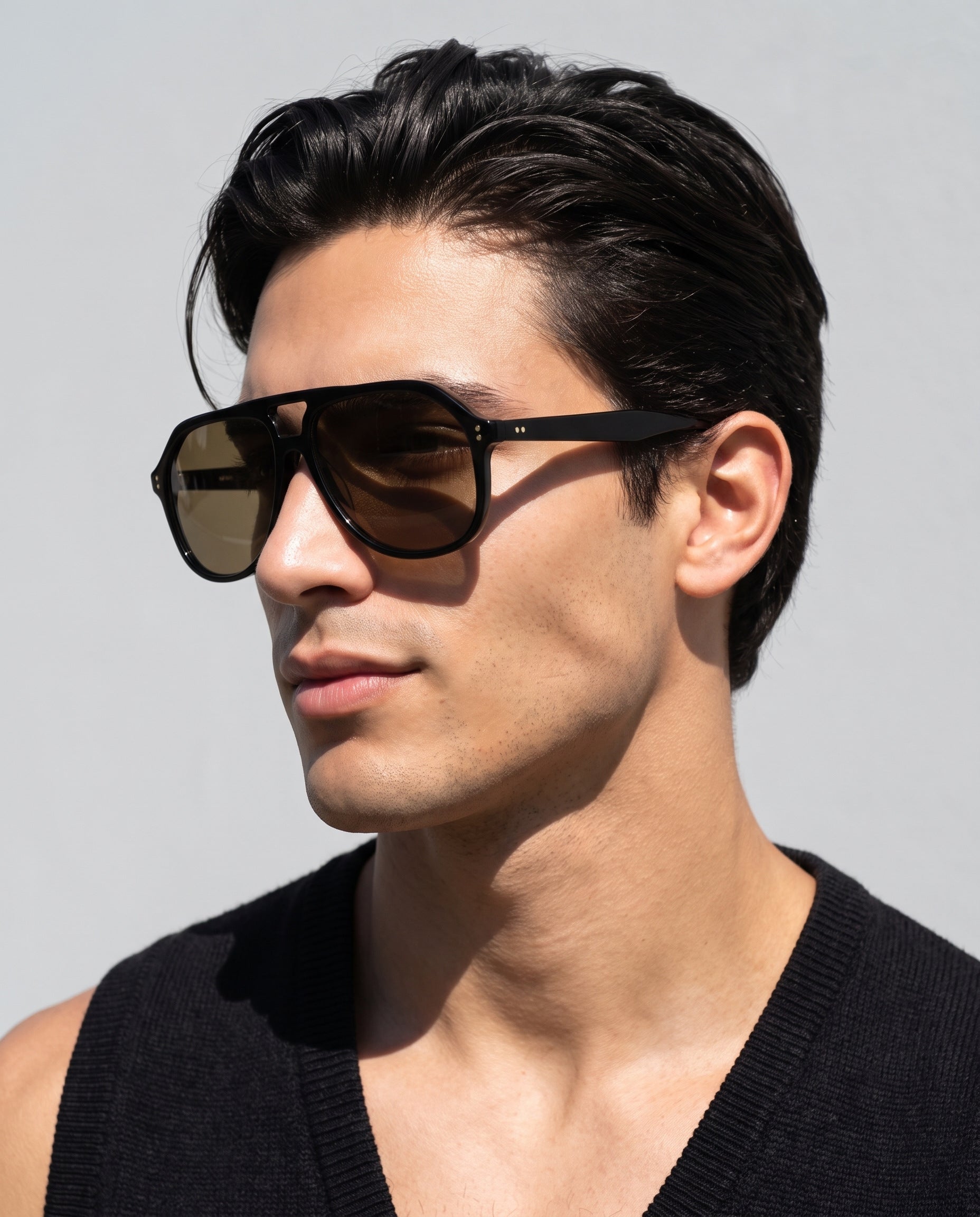 Hipland Samui Sunglasses Black Brown on model
